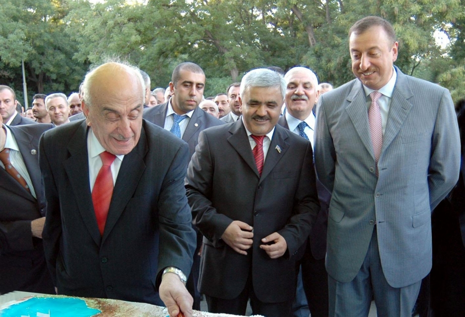 AZƏRBAYCAN PREZİDENTİ İLHAM ƏLİYEV MİLLİ PARKDA NEFTÇİLƏR GÜNÜ MÜNASİBƏTİLƏ XALQ GƏZİNTİSİNDƏ İŞTİRAK ETMİŞDİR