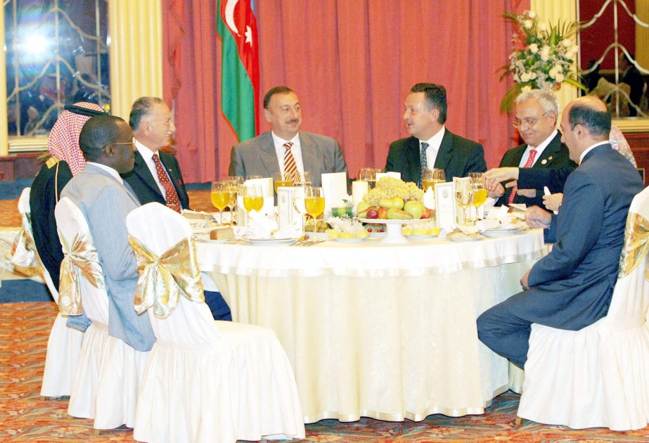 KONFRANS İŞTİRAKÇILARININ ŞƏRƏFİNƏ