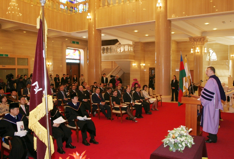 AZƏRBAYCAN PREZİDENTİ İLHAM ƏLİYEVƏ KYUNQ HE UNİVERSİTETİNİN FƏXRİ DOKTORU ADI VERİLMİŞDİR
