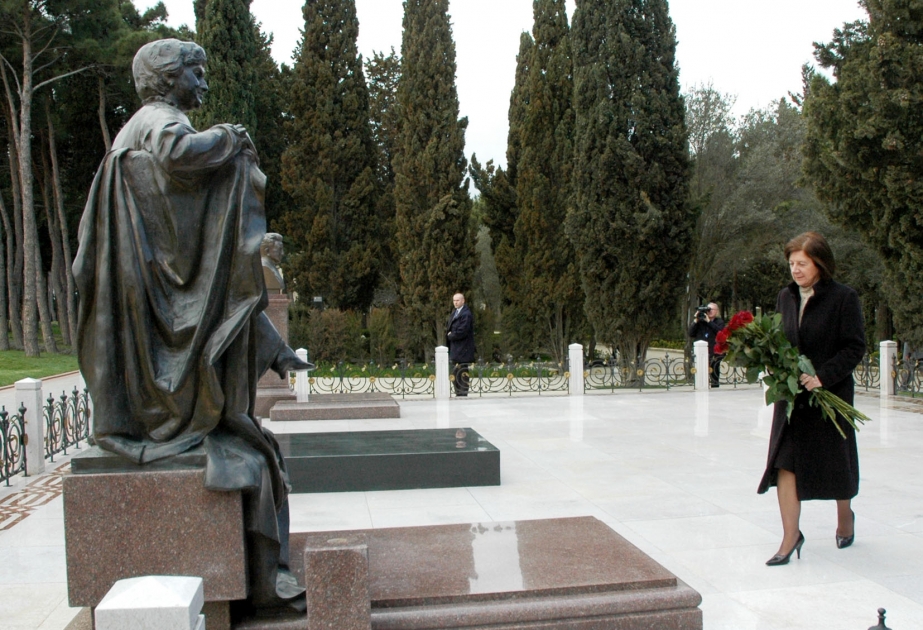 ÜMUMMİLLİ LİDER HEYDƏR ƏLİYEVİN MƏZARINI ZİYARƏT