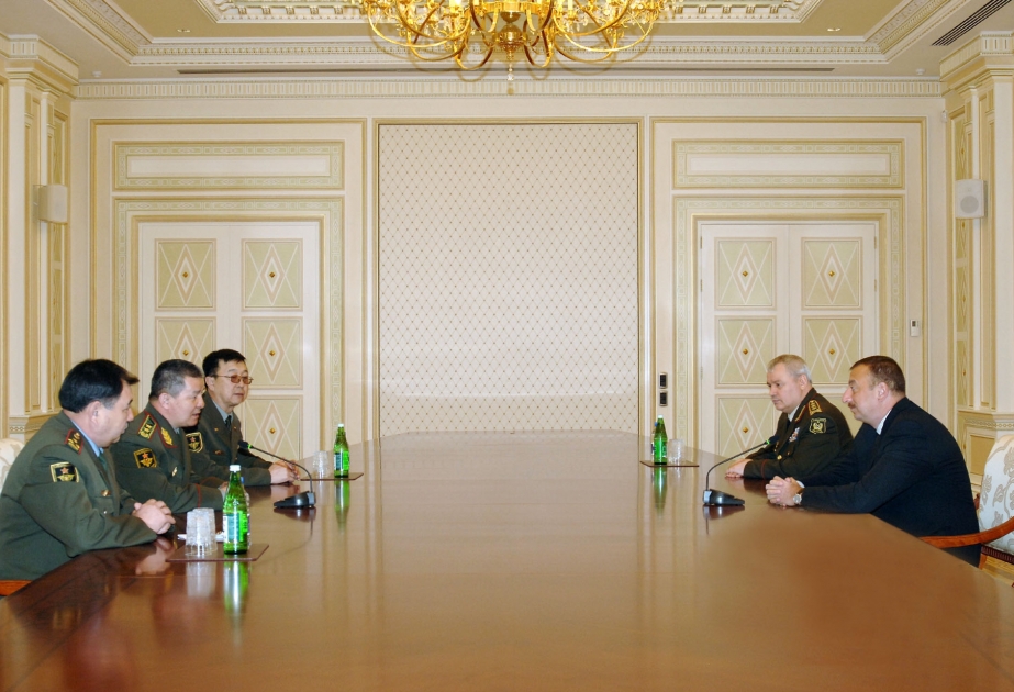 AZƏRBAYCAN PREZİDENTİ İLHAM ƏLİYEV QIRĞIZISTANIN MÜDAFİƏ NAZİRİ İSMAİL İSAKOVUN BAŞÇILIQ ETDİYİ NÜMAYƏNDƏ HEYƏTİNİ QƏBUL ETMİŞDİR