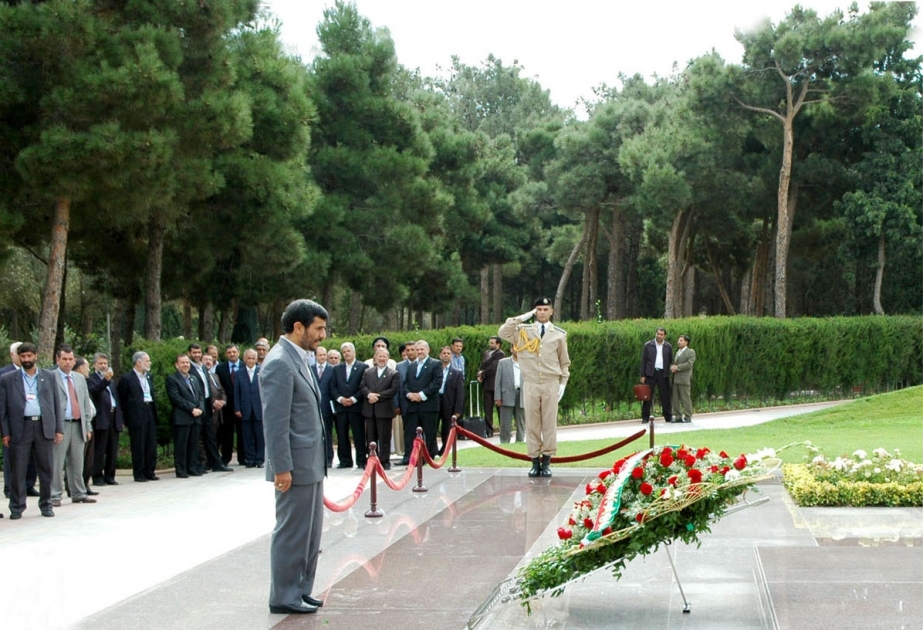 ÜMUMMİLLİ LİDER HEYDƏR ƏLİYEVİN MƏZARINI ZİYARƏT