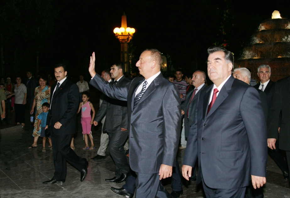 AZƏRBAYCAN VƏ TACİKİSTAN PREZİDENTLƏRİ BAKINI AVTOBUSLA GƏZMİŞLƏR