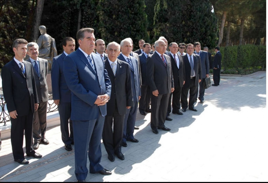 ÜMUMMİLLİ LİDER HEYDƏR ƏLİYEVİN MƏZARINI ZİYARƏT
