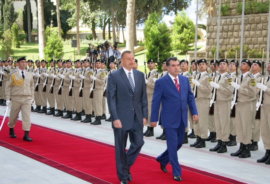 TACİKİSTAN PREZİDENTİ EMOMƏLİ RƏHMONUN AZƏRBAYCANA RƏSMİ SƏFƏRİ PREZİDENT SARAYINDA RƏSMİ QARŞILANMA