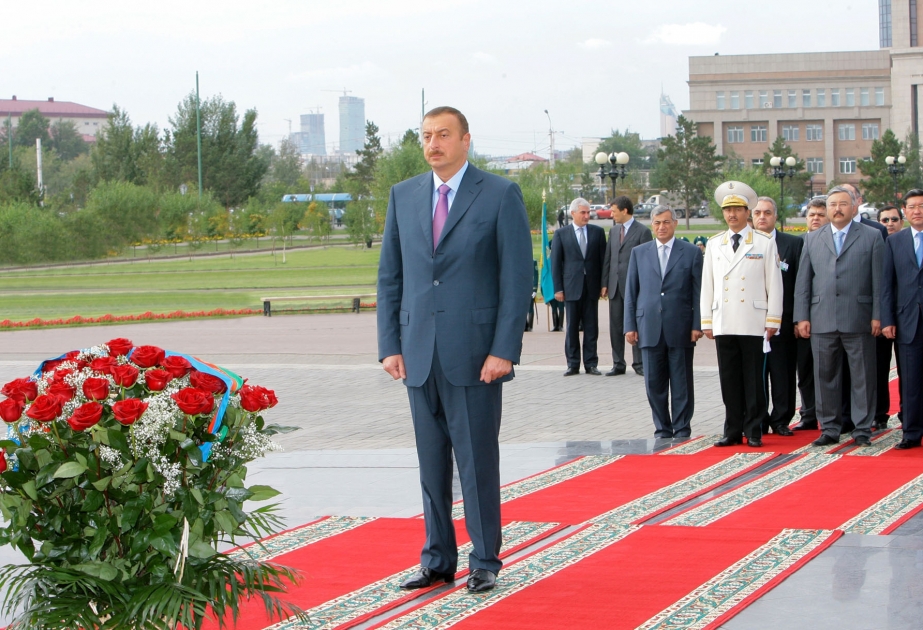 AZƏRBAYCAN PREZİDENTİ İLHAM ƏLİYEV ASTANA ŞƏHƏRİNDƏ VƏTƏNİN MÜDAFİƏÇİSİ ABİDƏSİ ÖNÜNƏ ƏKLİL QOYMUŞDUR