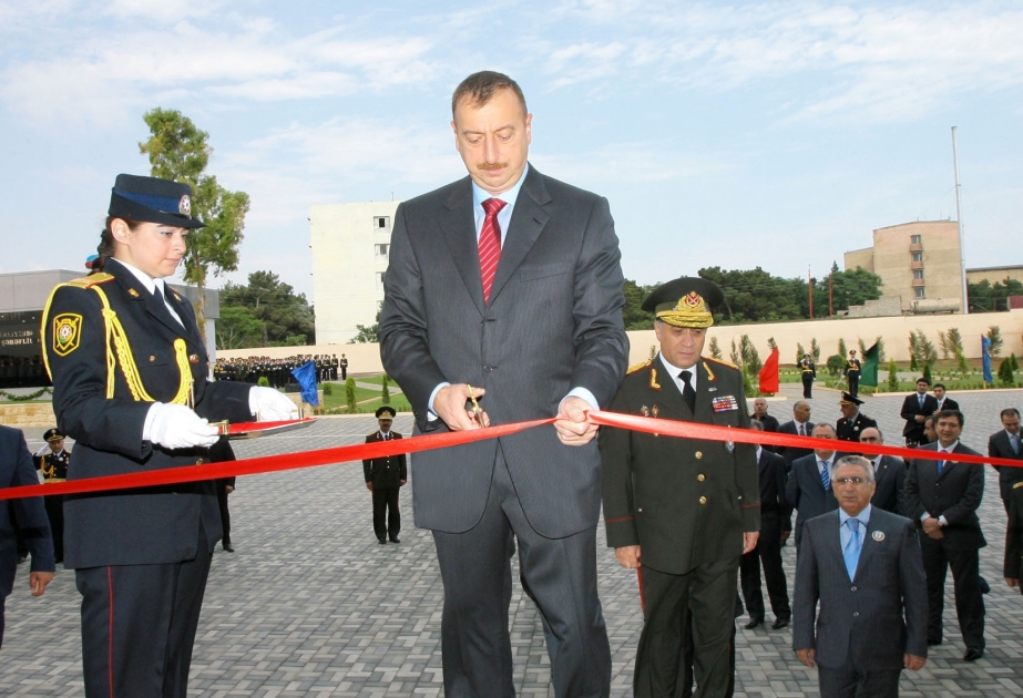 AZƏRBAYCAN POLİSİNİN YARANMASININ 89-CU İLDÖNÜMÜNƏ VƏ POLİS AKADEMİYASININ 2006-2007-Cİ TƏDRİS İLİNİN BURAXILIŞINA HƏSR OLUNMUŞ TƏNTƏNƏLİ MƏRASİM AZƏRBAYCAN PREZİDENTİ, SİLAHLI QÜVVƏLƏRİN ALİ BAŞ KOMANDANI İLHAM ƏLİYEV MƏRASİMDƏ İŞTİRAK ETMİŞDİR