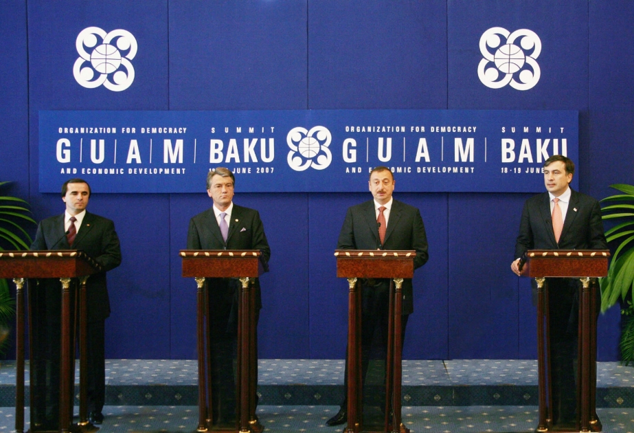 GUAM-IN BAKIDA KEÇİRİLƏN ZİRVƏ GÖRÜŞÜ ONUN GETDİKCƏ ARTAN BEYNƏLXALQ NÜFUZUNUN TƏSDİQİDİR GUAM-IN ÜZVÜ OLAN ÖLKƏLƏRİN DÖVLƏT VƏ HÖKUMƏT BAŞÇILARININ BİRGƏ MƏTBUAT KONFRANSI