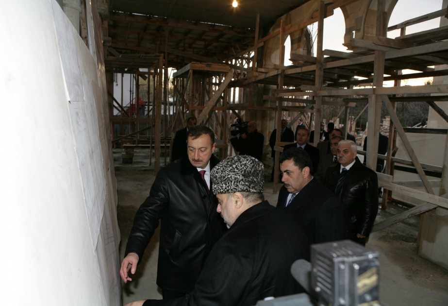 AZƏRBAYCAN PREZİDENTİ İLHAM ƏLİYEV ƏJDƏRBƏY MƏSCİDİNDƏ VƏ ONUN ƏRAZİSİNDƏ APARILAN TƏMİR-TİKİNTİ, ABADLIQ İŞLƏRİ İLƏ TANIŞ OLMUŞDUR