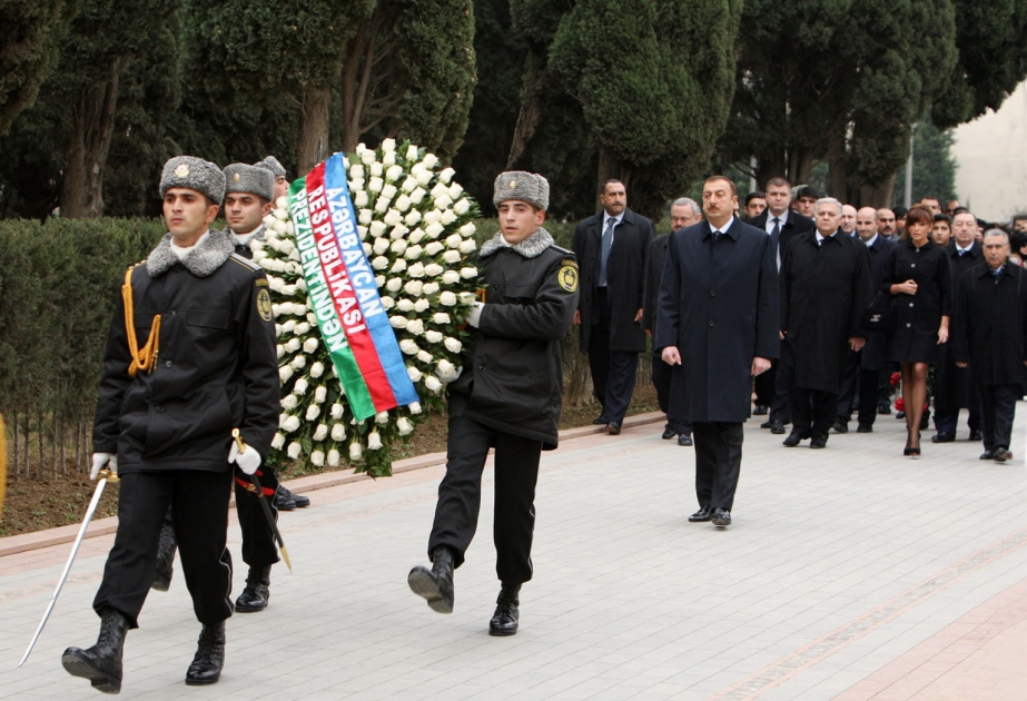 XALQIMIZIN VƏ MÜASİR AZƏRBAYCAN DÖVLƏTÇİLİYİNİN XİLASKARI ÜRƏKLƏRDƏ ƏBƏDİ YAŞAYIR AZƏRBAYCAN RESPUBLİKASININ PREZİDENTİ İLHAM ƏLİYEV ÜMUMMİLLİ LİDER HEYDƏR ƏLİYEVİN MƏZARINI ZİYARƏT ETMİŞDİR