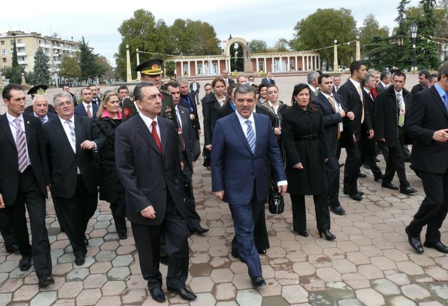TÜRKİYƏ PREZİDENTİ HEYDƏR ƏLİYEV MEYDANI VƏ CƏNCƏNİN GÖRMƏLİ YERLƏRİ İLƏ TANIŞ OLMUŞDUR
