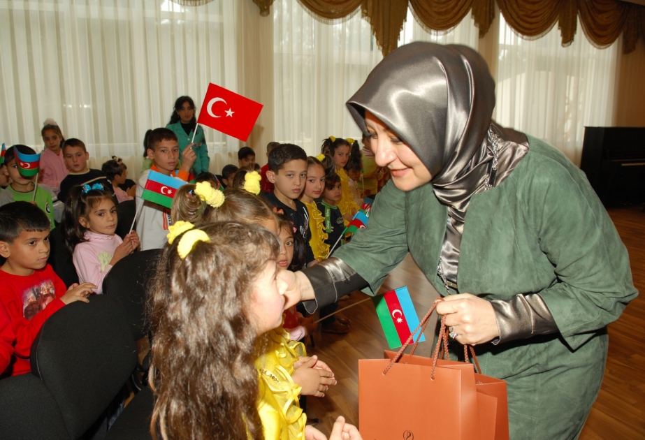 TÜRKİYƏ PREZİDENTİNİN XANIMI HAYRÜNNİSA GÜL NİZAMİ RAYONUNDAKI 1 NÖMRƏLİ UŞAQ EVİNDƏ OLMUŞDUR