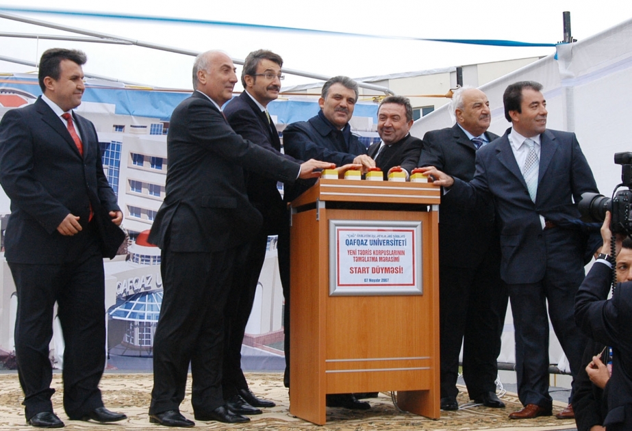 TÜRKİYƏ PREZİDENTİ ABDULLAH GÜL “QAFQAZ” UNİVERSİTETİNİN YENİ KORPUSUNUN TƏMƏLİNİN QOYULMASI MƏRASİMİNDƏ İŞTİRAK ETMİŞDİR