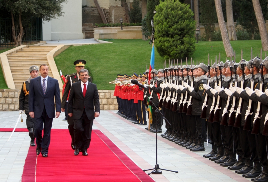 PREZİDENT SARAYINDA RƏSMİ QARŞILANMA