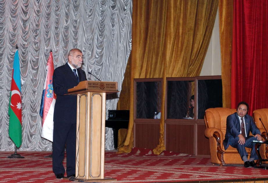 XORVATİYA PREZİDENTİ STEPAN MESİÇ BAKI DÖVLƏT UNİVERSİTETİNİN TƏLƏBƏ VƏ MÜƏLLİMLƏRİ QARŞISINDA ÇIXIŞ ETMİŞDİR