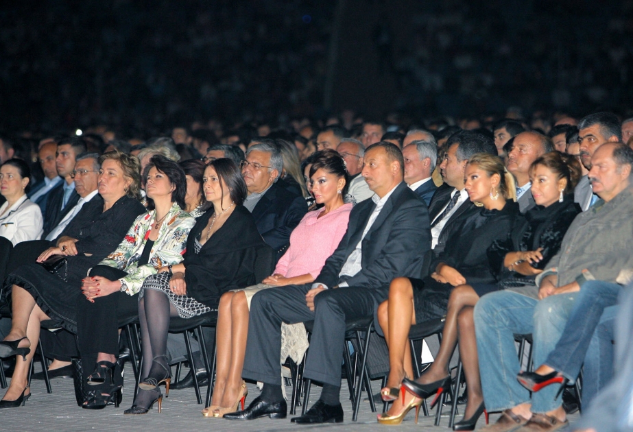 DÜNYA ŞÖHRƏTLİ BRİTANİYALI MUSİQİÇİ, SER ELTON CON BAKIDA TOFİQ BƏHRAMOV ADINA STADİONDA KONSERT VERMİŞDİR AZƏRBAYCAN PREZİDENTİ İLHAM ƏLİYEV KONSERTDƏ OLMUŞDUR