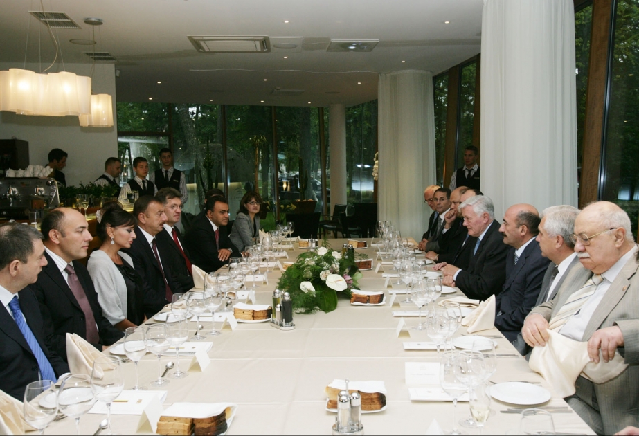 PREZİDENTLƏR İLHAM ƏLİYEV VƏ VALDAS ADAMKUS AZƏRBAYCANIN DÖVLƏT BAŞÇISININ LİTVAYA RƏSMİ SƏFƏRİNİN YEKUNLARINA DAİR MƏTBUAT ÜÇÜN BƏYANATLARLA ÇIXIŞ ETMİŞLƏR