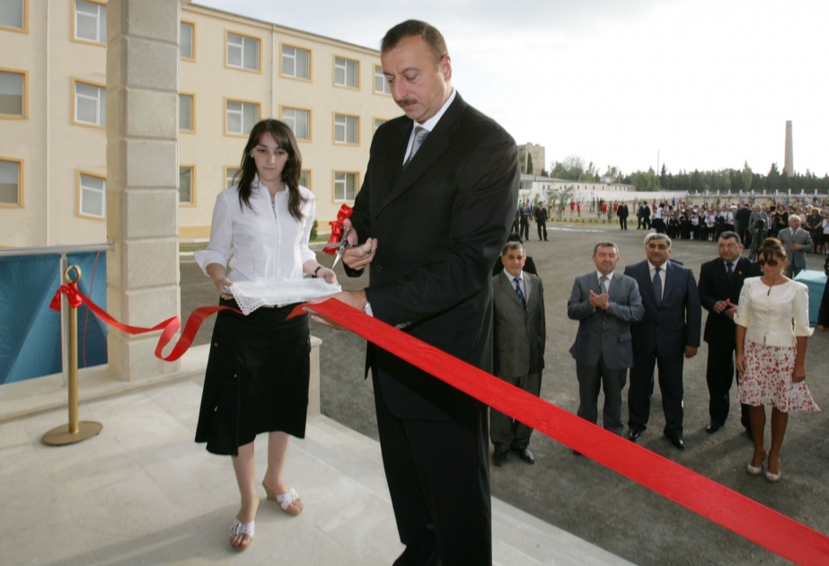 AZƏRBAYCAN PREZİDENTİ İLHAM ƏLİYEV BAKININ BUZOVNA, ŞÜVƏLAN, BİNƏ QƏSƏBƏLƏRİNDƏ VƏ YASAMAL RAYONUNDA BİR NEÇƏ ORTA MƏKTƏBDƏ OLMUŞDUR ALBALILIQ YAŞAYIŞ SAHƏSİNDƏ TİKİLMİŞ 322 NÖMRƏLİ ORTA MƏKTƏBİN TƏNTƏNƏLİ AÇILIŞI