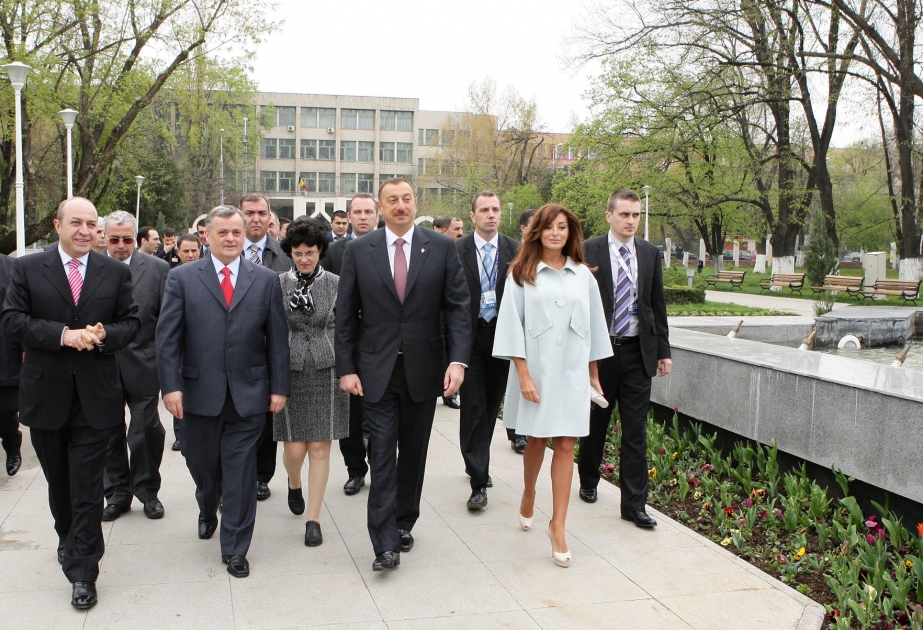 AZƏRBAYCAN PREZİDENTİ ÜMUMMİLLİ LİDER HEYDƏR ƏLİYEVİN ABİDƏSİNİ ZİYARƏT ETMİŞDİR