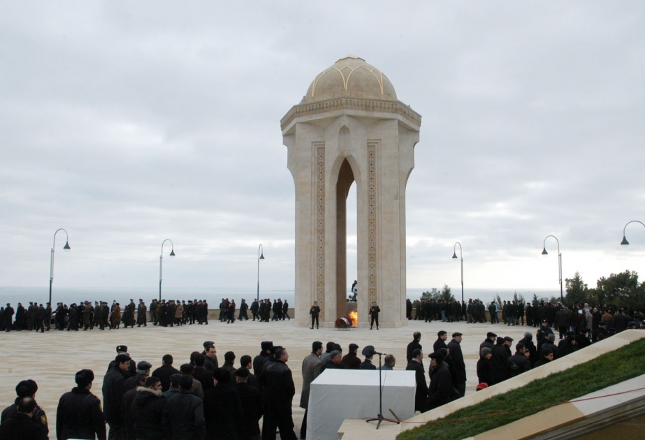QANLI YANVAR FACİƏSİNİN 18-Cİ İLDÖNÜMÜ İLƏ ƏLAQƏDAR ŞƏHİDLƏR XİYABANINI ÜMUMXALQ ZİYARƏTİAZƏRBAYCAN PREZİDENTİ İLHAM ƏLİYEV ŞƏHİDLƏRİN ƏZİZ XATİRƏSİNİ YAD ETMİŞDİR