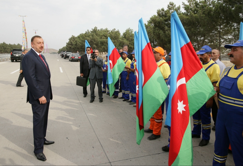 AZƏRBAYCAN PREZİDENTİ İLHAM ƏLİYEV BAKI-QUBA-RUSİYA DÖVLƏT SƏRHƏDİ AVTOMOBİL YOLUNUN 16-34-CÜ KİLOMETRİNİN YENİDƏNQURMADAN SONRA AÇILIŞINDA İŞTİRAK ETMİŞDİR