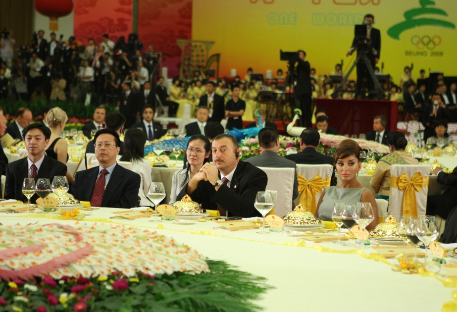 AZƏRBAYCAN PREZİDENTİ İLHAM ƏLİYEV PEKİN OLİMPİADASININ AÇILIŞ MƏRASİMİNƏ GƏLMİŞ DÖVLƏT VƏ HÖKUMƏT BAŞÇILARININ ŞƏRƏFİNƏ VERİLMİŞ NAHARDA İŞTİRAK ETMİŞDİR