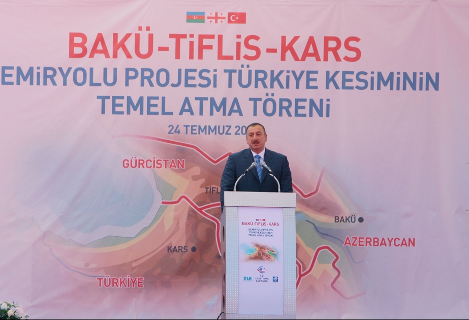 AZƏRBAYCAN, GÜRCÜSTAN VƏ TÜRKİYƏNİN ÜÇTƏRƏFLİ ƏMƏKDAŞLIĞININ DÜNYADA ANALOQU YOXDUR  BAKI-TBİLİSİ-QARS DƏMİR YOLUNUN TÜRKİYƏ HİSSƏSİNİN TƏMƏLİNİN QOYULMASI MƏRASİMİNDƏ AZƏRBAYCAN PREZİDENTİ İLHAM ƏLİYEVİN NİTQİ