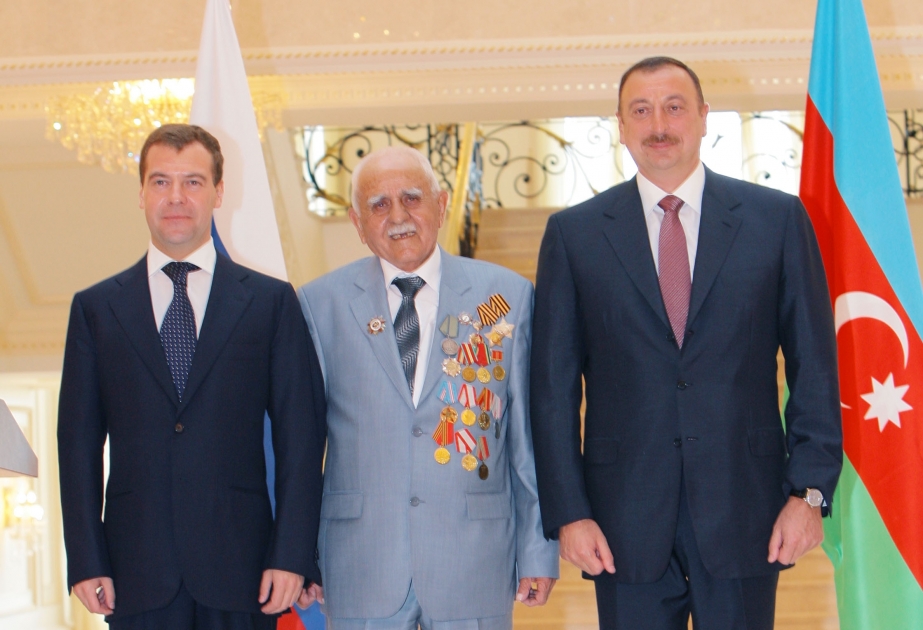 RUSİYA PREZİDENTİ DMİTRİ MEDVEDEV BÖYÜK VƏTƏN MÜHARİBƏSİ VETERANI AĞADADAŞ SƏMƏDOVA 2-Cİ VƏ 3-CÜ DƏRƏCƏLİ ŞÖHRƏT ORDENLƏRİ TƏQDİM ETMİŞDİR