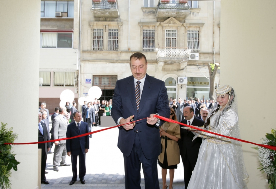 AZƏRBAYCAN PREZİDENTİ İLHAM ƏLİYEV DÖVLƏT RUS DRAM TEATRI BİNASININ BƏRPA VƏ YENİDƏNQURMA İŞLƏRİNDƏN SONRA AÇILIŞ MƏRASİMİNDƏ İŞTİRAK ETMİŞDİR
