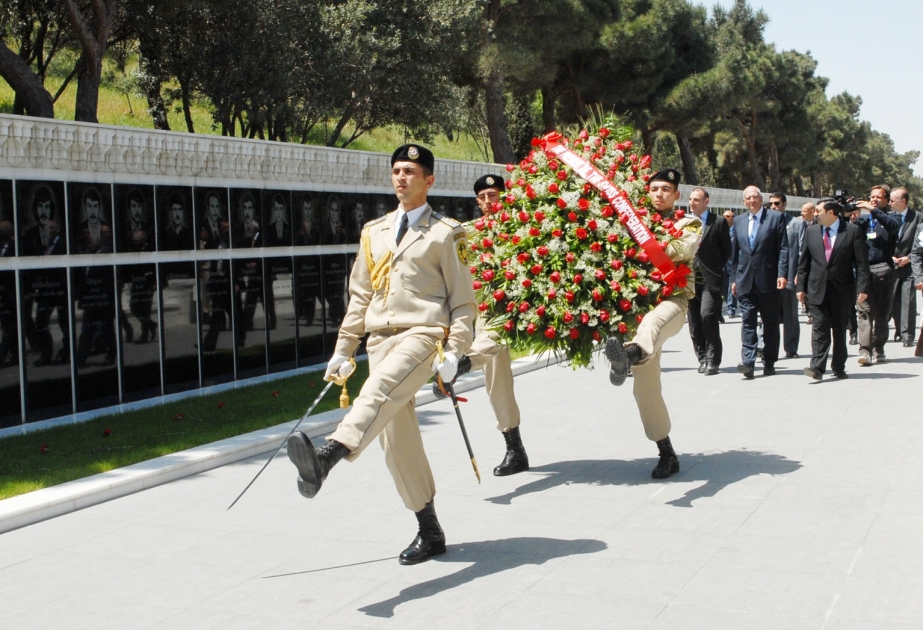 ŞƏHİDLƏRİN XATİRƏSİNƏ EHTİRAM