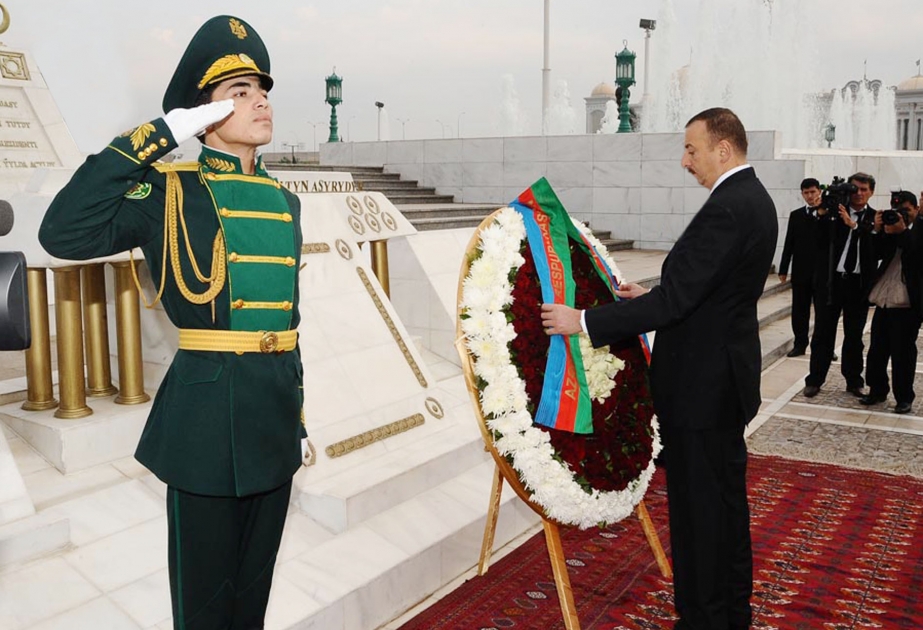 TÜRKMƏNİSTANIN MÜSTƏQİLLİK ABİDƏSİ KOMPLEKSİNİ ZİYARƏT