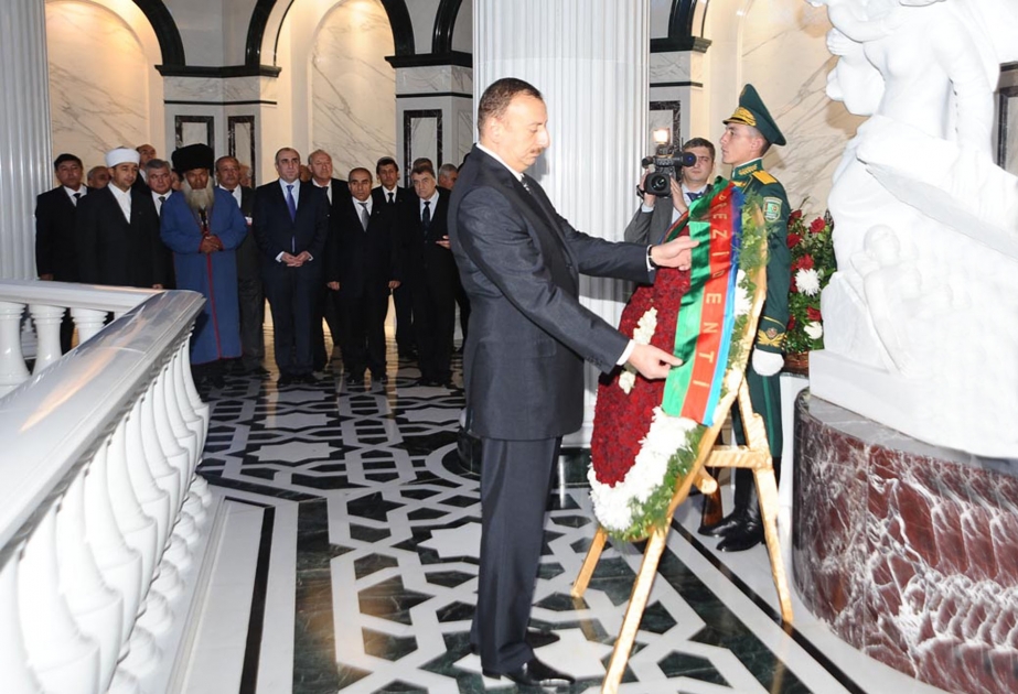 PREZİDENT İLHAM ƏLİYEV SAPARMURAD TÜRKMƏNBAŞININ MƏQBƏRƏSİNİ VƏ MƏSCİDİ ZİYARƏT ETMİŞDİR