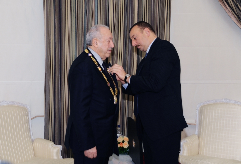 AZƏRBAYCAN PREZİDENTİ İLHAM ƏLİYEV GÖRKƏMLİ RƏSSAM TAHİR SALAHOVA “HEYDƏR ƏLİYEV” ORDENİNİ TƏQDİM ETMİŞDİR