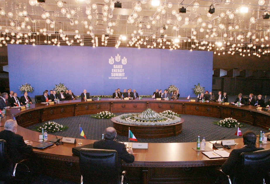 BAKI SAMMİTİ GƏLƏCƏK BİRGƏ FƏALİYYƏTDƏ MÜHÜM MƏRHƏLƏ OLACAQDIR BAKIDA IV ENERJİ SAMMİTİ KEÇİRİLMİŞDİR
