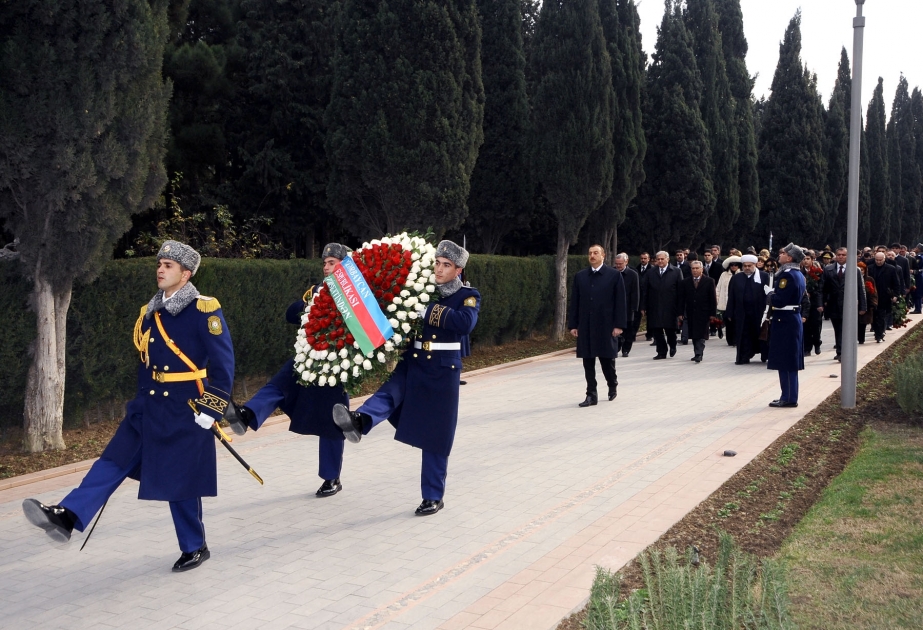 MÜSTƏQİL AZƏRBAYCAN YAŞADIQCA, ULU ÖNDƏR HEYDƏR ƏLİYEV DƏ ÜRƏKLƏRDƏ YAŞAYACAQDIR AZƏRBAYCAN PREZİDENTİ İLHAM ƏLİYEV ÜMUMMİLLİ LİDER HEYDƏR ƏLİYEVİN MƏZARINI ZİYARƏT ETMİŞDİR