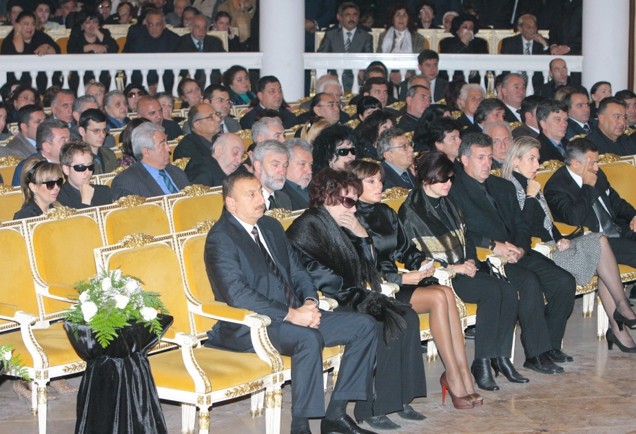 AZƏRBAYCAN GÖRKƏMLİ OĞLU MÜSLÜM MƏHƏMMƏD OĞLU MAQOMAYEVİ SON MƏNZİLƏ YOLA SALMIŞDIR AZƏRBAYCAN PREZİDENTİ İLHAM ƏLİYEV VİDA VƏ DƏFN MƏRASİMLƏRİNDƏ İŞTİRAK ETMİŞDİR