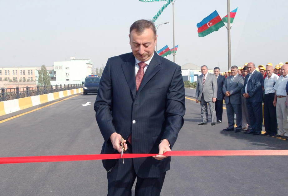 AZƏRBAYCAN PREZİDENTİ İLHAM ƏLİYEV HEYDƏR ƏLİYEV VƏ ZİYA BÜNYADOV PROSPEKTLƏRİNİN KƏSİŞMƏSİNDƏ İNŞA OLUNAN YOL QOVŞAĞININ BİRİNCİ HİSSƏSİNİN AÇILIŞINDA İŞTİRAK ETMİŞDİR