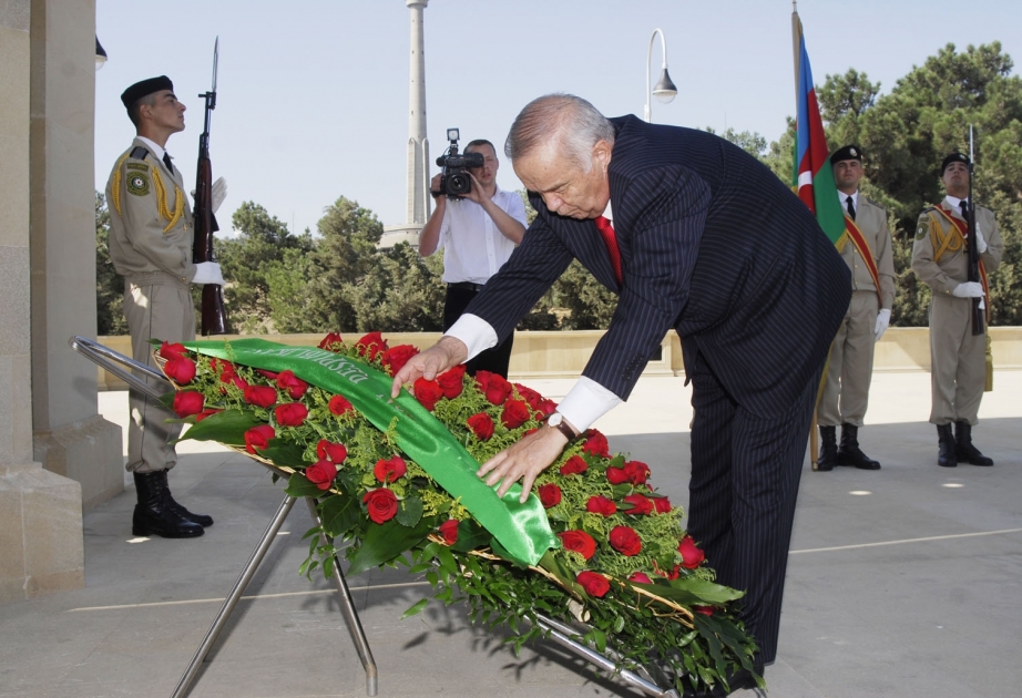 ŞƏHİDLƏRİN XATİRƏSİNƏ EHTİRAM