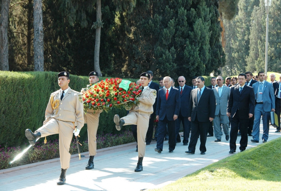 ÜMUMMİLLİ LİDER HEYDƏR ƏLİYEVİN MƏZARINI ZİYARƏT
