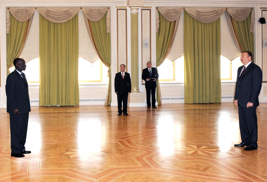 AZƏRBAYCAN PREZİDENTİ İLHAM ƏLİYEV ANQOLA RESPUBLİKASININ ÖLKƏMİZDƏ YENİ TƏYİN OLUNMUŞ FÖVQƏLADƏ VƏ SƏLAHİYYƏTLİ SƏFİRİ SAMUEL TİTU ARMANDUNUN ETİMADNAMƏSİNİ QƏBUL ETMİŞDİR