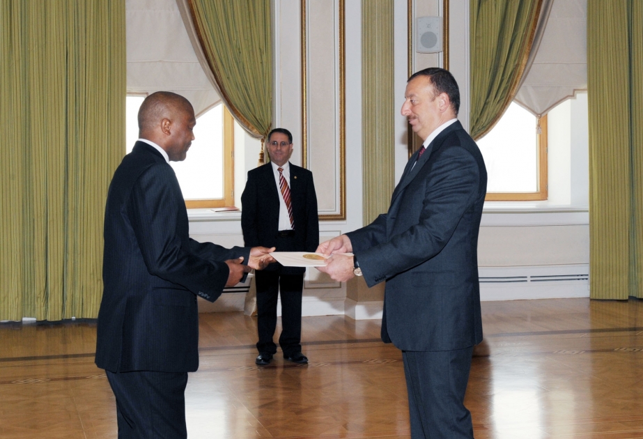AZƏRBAYCAN PREZİDENTİ İLHAM ƏLİYEV CƏNUBİ AFRİKA RESPUBLİKASININ ÖLKƏMİZDƏ YENİ TƏYİN OLUNMUŞ FÖVQƏLADƏ VƏ SƏLAHİYYƏTLİ SƏFİRİ TEBOGO SEOKOLONUN ETİMADNAMƏSİNİ QƏBUL ETMİŞDİR