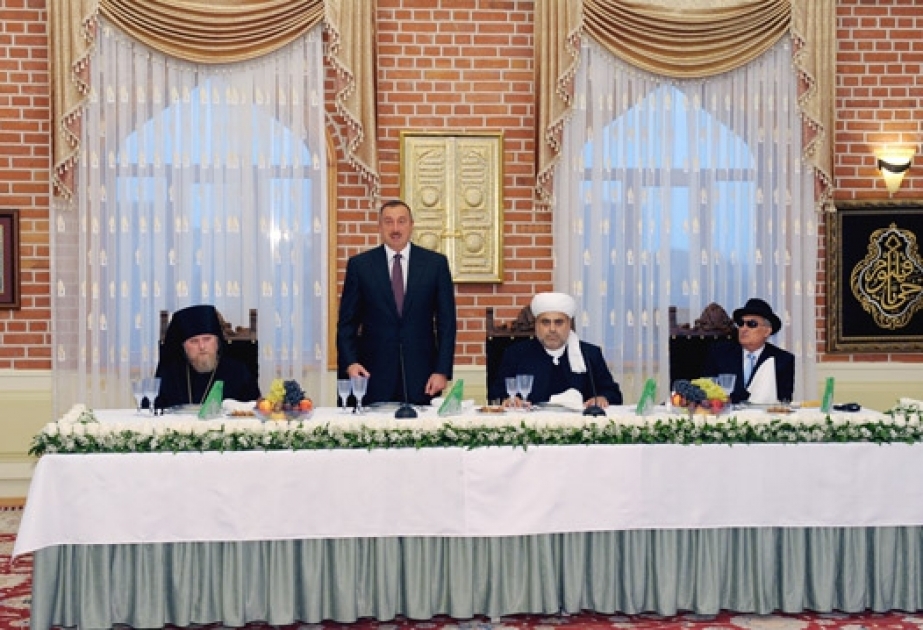 ŞEYXÜLİSLAM MÜQƏDDƏS RAMAZAN AYI MÜNASİBƏTİLƏ İFTAR SÜFRƏSİ AÇMIŞDIR AZƏRBAYCAN PREZİDENTİ İLHAM ƏLİYEV İFTAR MƏRASİMİNDƏ İŞTİRAK ETMİŞDİR
