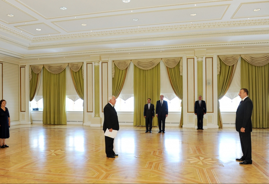 AZƏRBAYCAN PREZİDENTİ İLHAM ƏLİYEV BRAZİLİYA FEDERATİV RESPUBLİKASININ ÖLKƏMİZDƏ YENİ TƏYİN OLUNMUŞ FÖVQƏLADƏ VƏ SƏLAHİYYƏTLİ SƏFİRİ PAULO ANTONİONUN ETİMADNAMƏSİNİ QƏBUL ETMİŞDİR