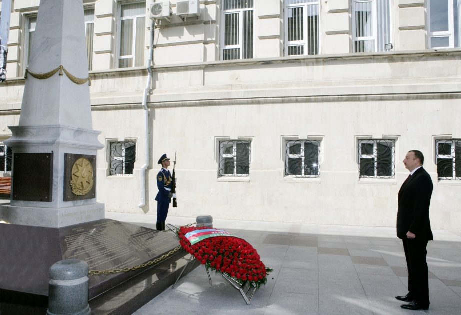 PREZİDENT İLHAM ƏLİYEV AZƏRBAYCAN XALQ CÜMHURİYYƏTİNİN ŞƏRƏFİNƏ UCALDILMIŞ ABİDƏNİ ZİYARƏT ETMİŞDİR
