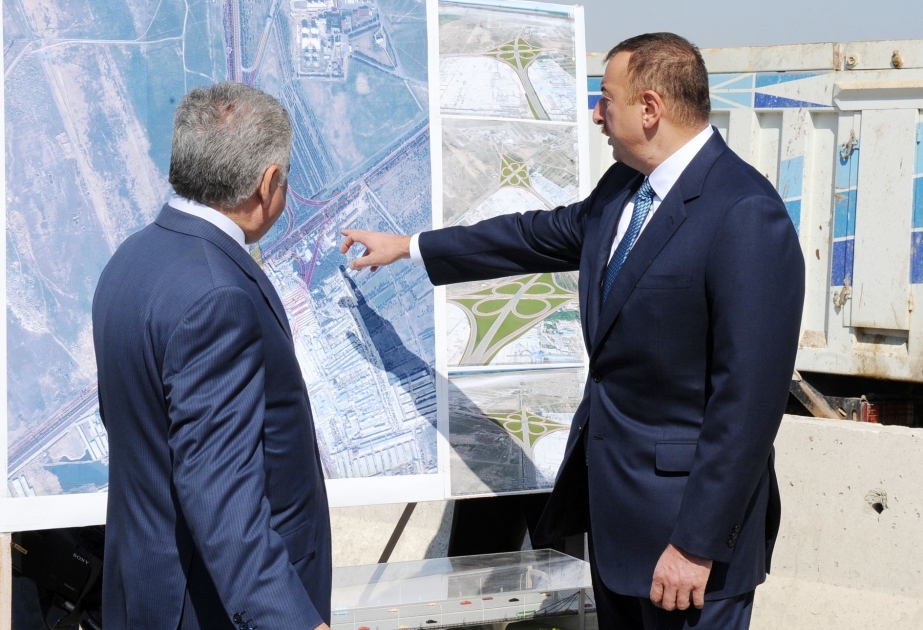 PREZİDENT İLHAM ƏLİYEV AEROPORT KƏSİŞMƏSİNDƏ YOL QOVŞAĞININ, HEYDƏR ƏLİYEV ADINA BEYNƏLXALQ HAVA LİMANI - BİLGƏH QƏSƏBƏSİ AVTOMOBİL YOLUNUN VƏ PİYADA KEÇİDLƏRİNİN TİKİNTİSİ İLƏ TANIŞ OLMUŞDUR