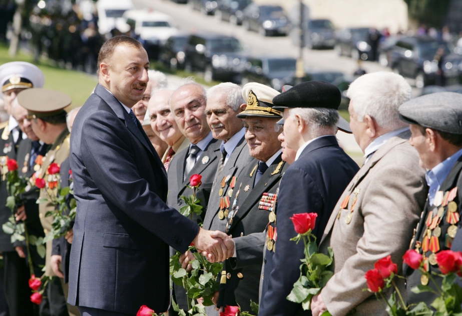 İKİNCİ DÜNYA MÜHARİBƏSİNDƏ AZƏRBAYCAN ÖVLADLARININ QƏHRƏMANLIĞI HEÇ VAXT YADDAŞLARDAN SİLİNMƏYƏCƏKDİR AZƏRBAYCAN PREZİDENTİ İLHAM ƏLİYEV 9 MAY QƏLƏBƏ BAYRAMI MÜNASİBƏTİLƏ KEÇİRİLƏN MƏRASİMDƏ İŞTİRAK ETMİŞDİR