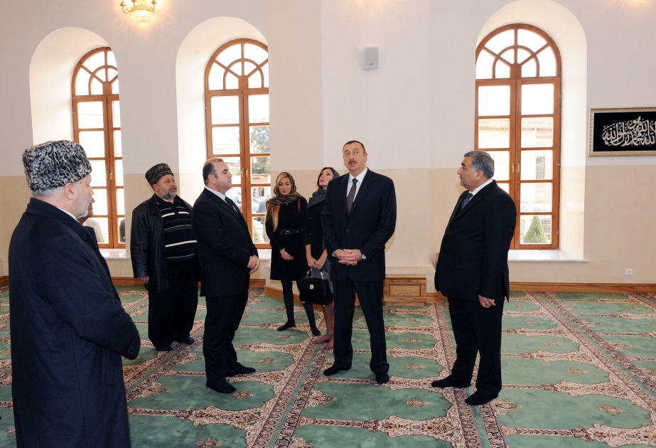BAKININ BUZOVNA QƏSƏBƏSİNDƏ YENİDƏN QURULAN CÜMƏ MƏSCİDİ İSTİFADƏYƏ VERİLMİŞDİR AZƏRBAYCAN PREZİDENTİ İLHAM ƏLİYEV MƏRASİMDƏ İŞTİRAK ETMİŞDİR