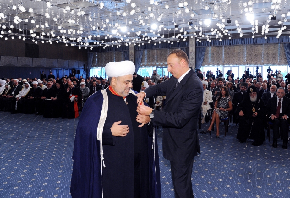 BAKIDA “DİNLƏRARASI DİALOQ: QARŞILIQLI ANLAŞMADAN BİRGƏ ƏMƏKDAŞLIĞA DOĞRU” MÖVZUSUNDA BEYNƏLXALQ KONFRANS İŞƏ BAŞLAMIŞDIR PREZİDENT İLHAM ƏLİYEV KONFRANSIN AÇILIŞINDA İŞTİRAK ETMİŞDİR