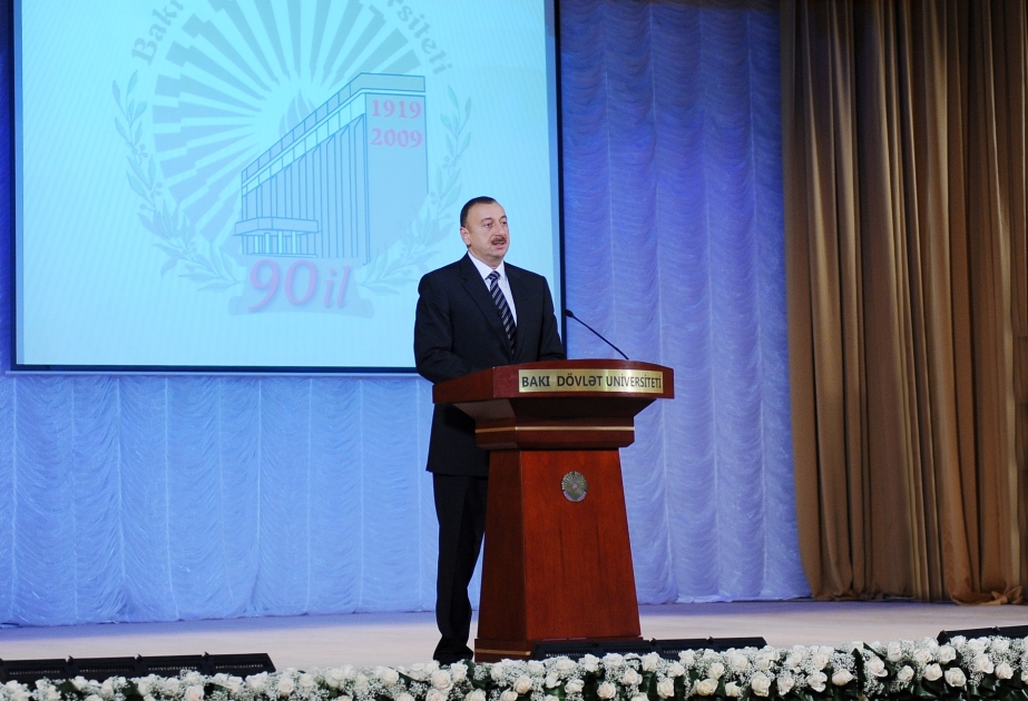 BAKI DÖVLƏT UNİVERSİTETİNİN 90 İLLİK YUBİLEYİNƏ HƏSR OLUNMUŞ TƏNTƏNƏLİ MƏRASİM AZƏRBAYCAN PREZİDENTİ İLHAM ƏLİYEV MƏRASİMDƏ İŞTİRAK ETMİŞDİR