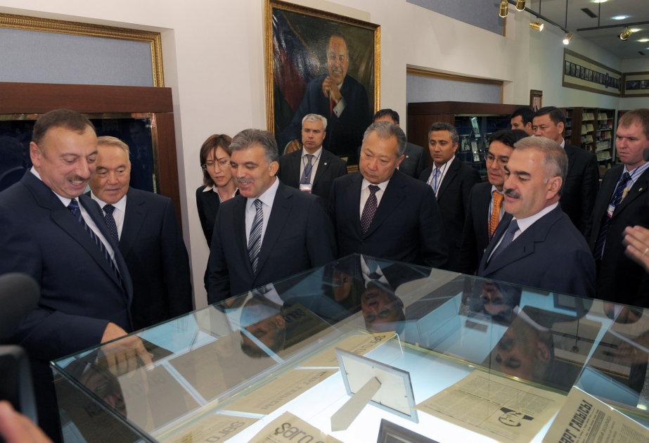IX ZİRVƏ GÖRÜŞÜNÜN İŞTİRAKÇILARI HEYDƏR ƏLİYEV MUZEY-KOMPLEKSİ İLƏ TANIŞ OLMUŞLAR